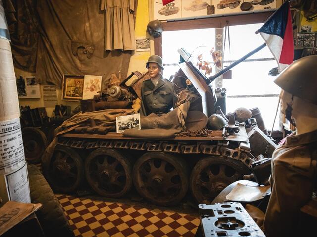 Focení a natáčení expozice Válečného muzea Újezd pod Troskami